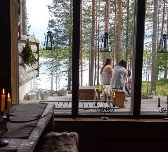 Blick aus Sauna auf Terasse und See ©Tarja Prüss